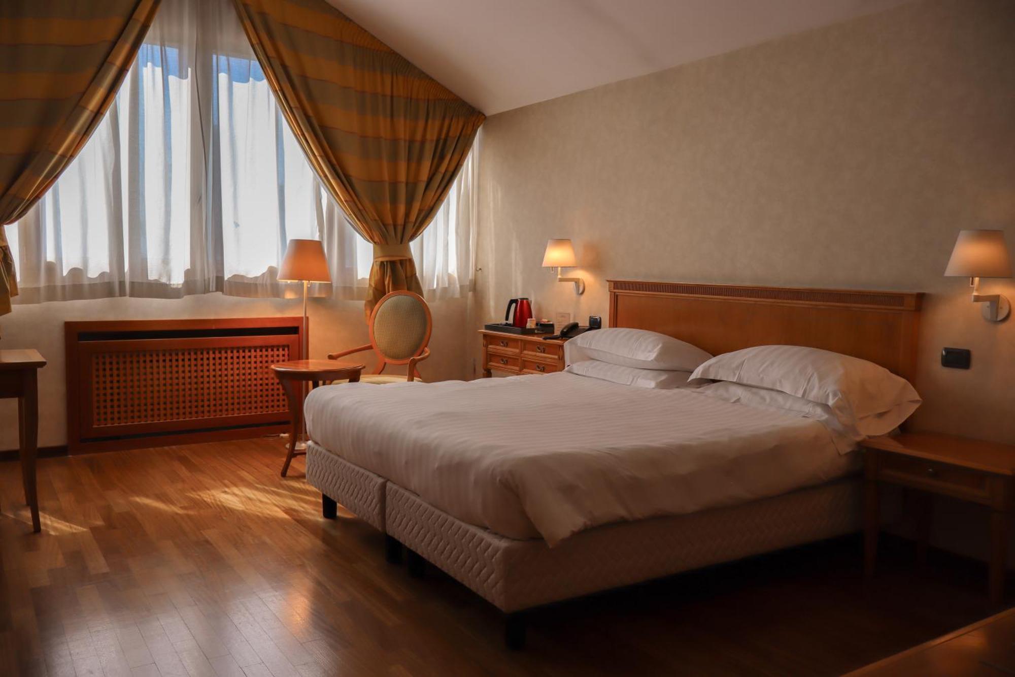 Monica Hotel Fiera Pregnana Milanese Exterior photo