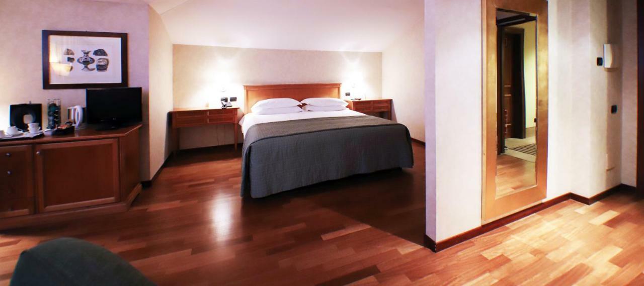 Monica Hotel Fiera Pregnana Milanese Exterior photo