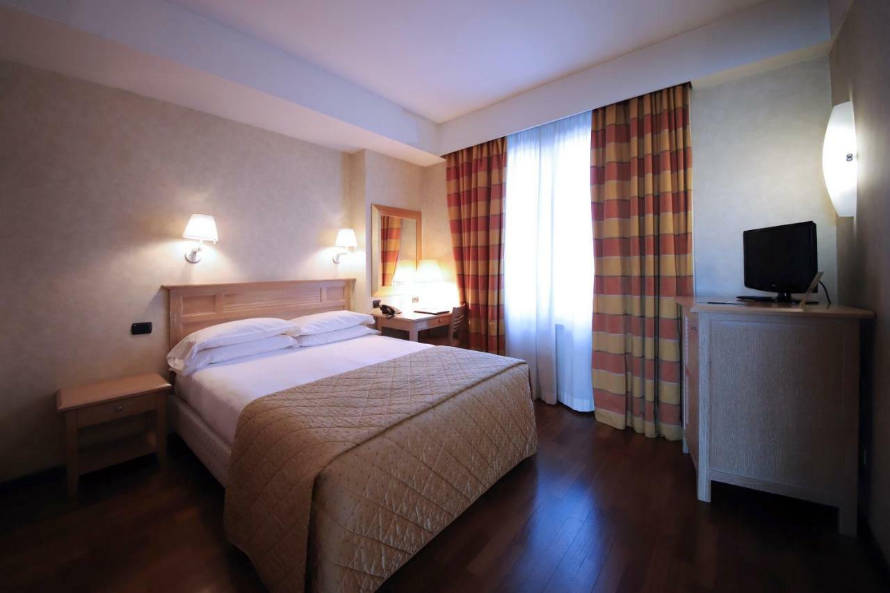 Monica Hotel Fiera Pregnana Milanese Exterior photo