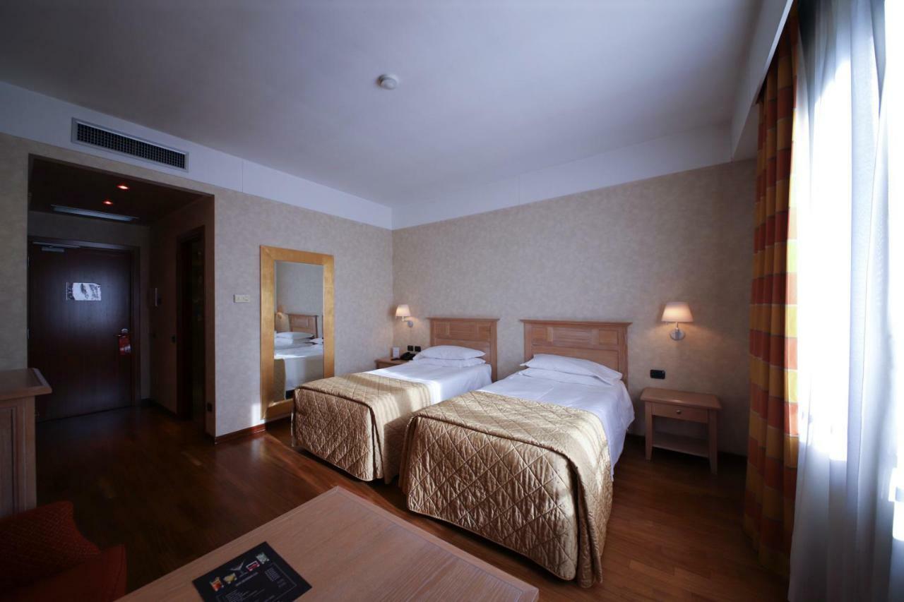 Monica Hotel Fiera Pregnana Milanese Exterior photo